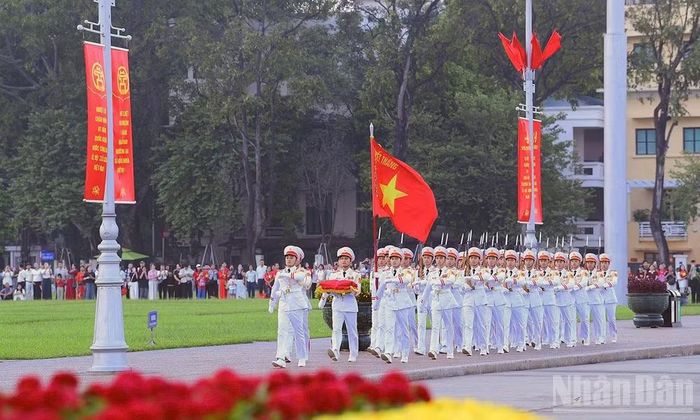 Đội tiêu binh danh dự tiến hành nghi thức thượng cờ tại Quảng trường Ba Đình trong không khí trang nghiêm. (Ảnh: TÙNG MAI)