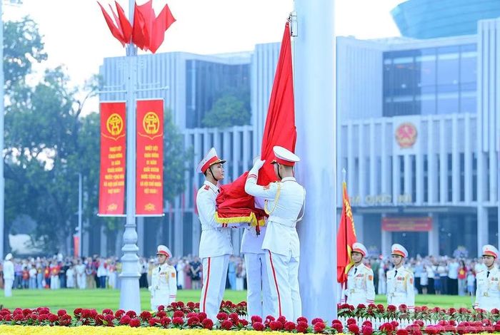 Đúng 6 giờ, các chiến sĩ đội nghi lễ tung cờ, lá Quốc kỳ được kéo lên cột cờ cao 29m. (Ảnh: TÙNG MAI)