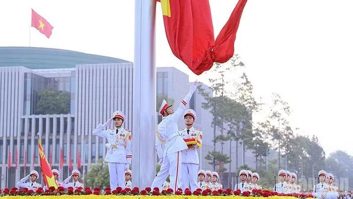Lá Quốc kỳ tung bay trong nắng Ba Đình sáng sớm 2/9/2026. (Ảnh: TÙNG MAI)
