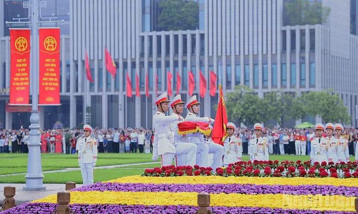 Lá Quốc kỳ được mang tới kỳ đài. (Ảnh: TÙNG MAI)