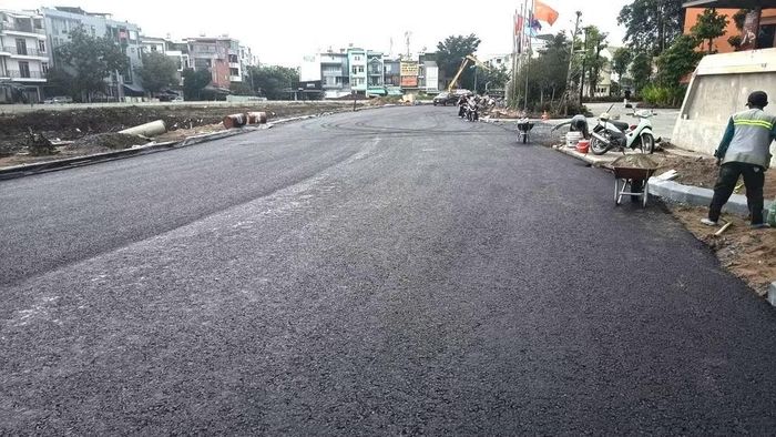 Sau khi hoàn thành thi công nền đường và vỉa hè, mảng xanh dọc tuyến rạch sẽ được bổ sung nhằm tạo cảnh quan môi trường cho các khu dân cư. (Ảnh: QUÝ HIỀN)