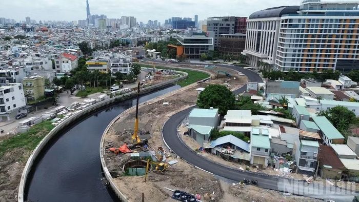 Dọc bờ trái của tuyến rạch Xuyên Tâm được xem là ô nhiễm bậc nhất thành phố, nay "thay da đổi thịt". (Ảnh: QUÝ HIỀN)