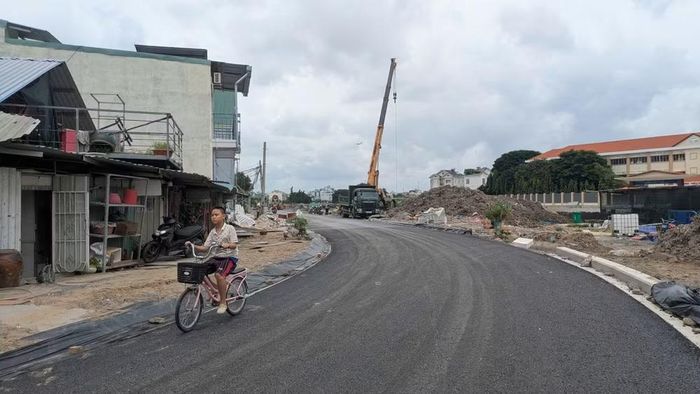 Mặt tiền nhà dân dọc ven kênh nay đã khang trang, xe cộ lưu thông đi lại, môi trường xanh sạch. (Ảnh: QUÝ HIỀN)