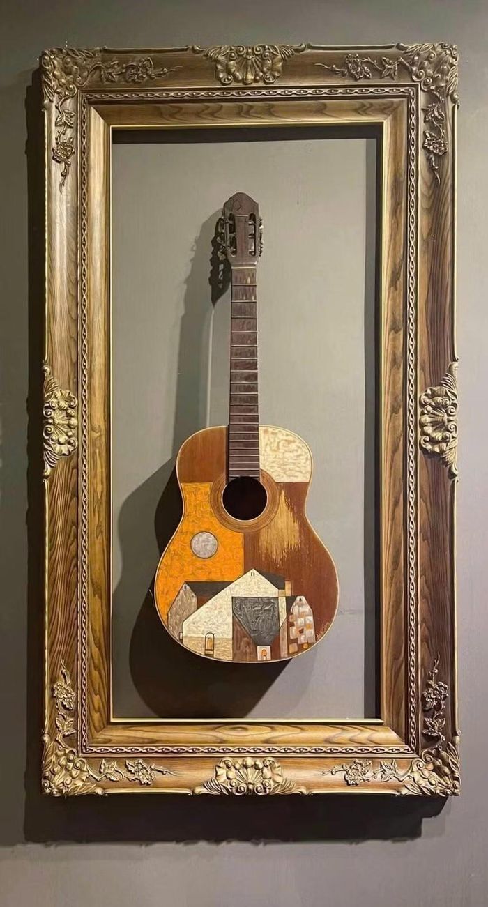 Cây đàn guitar với phần sáng tạo hội họa của họa sĩ Nguyễn Minh đang được lưu giữ tại Bảo tàng Văn hóa Nghệ thuật Đông Dương. (Ảnh: NVCC)