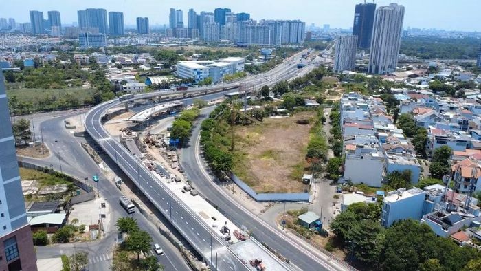 Nút giao An Phú đang tăng tốc thi công, Thành phố phấn đấu hoàn thành toàn bộ công trình vào quý III/2027. Khi hoàn thành, nút giao sẽ tăng cường năng lực giao thông cho cửa ngõ phía đông, kết nối với cao tốc và sân bay Long Thành. (Ảnh: THẾ ANH)