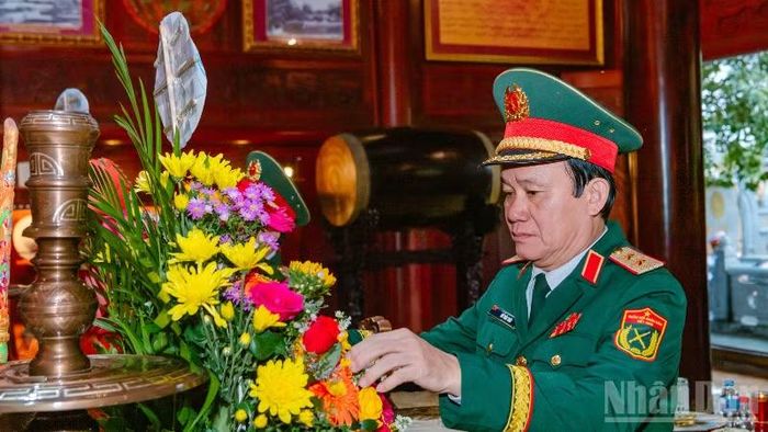 Trung tướng Hồ Văn Thái, Bí thư Đảng ủy, Chính ủy Quân khu dâng hoa tưởng niệm Chủ tịch Hồ Chí Minh. (Ảnh: PHƯƠNG NHẬT)