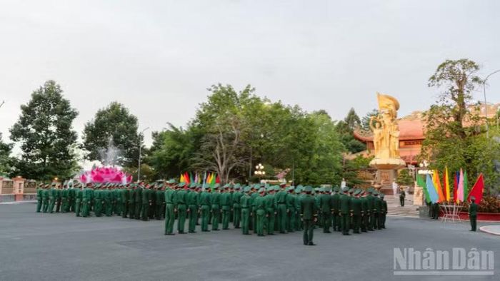 Cán bộ, chiến sĩ lực lượng vũ trang Quân khu 9 dâng hương tại Tượng đài Chiến thắng nhân kỷ niệm 81 năm Quốc khánh nước Cộng hoà xã hội chủ nghĩa Việt Nam (2/9/1945-2/9/2026). (Ảnh: PHƯƠNG NHẬT)