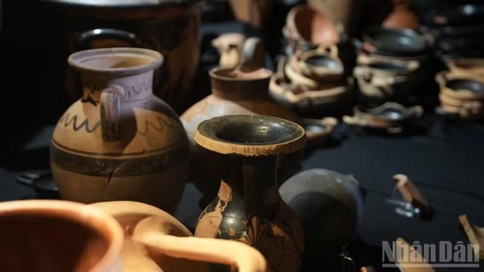 Những hiện vật được phát hiện trong quá trình khai quật. (Ảnh: THANH THỂ)