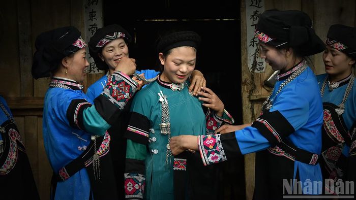 Trang sức bạc là phụ kiện tạo điểm nhấn trên trang phục của người Bố Y. (Ảnh: VŨ LINH)