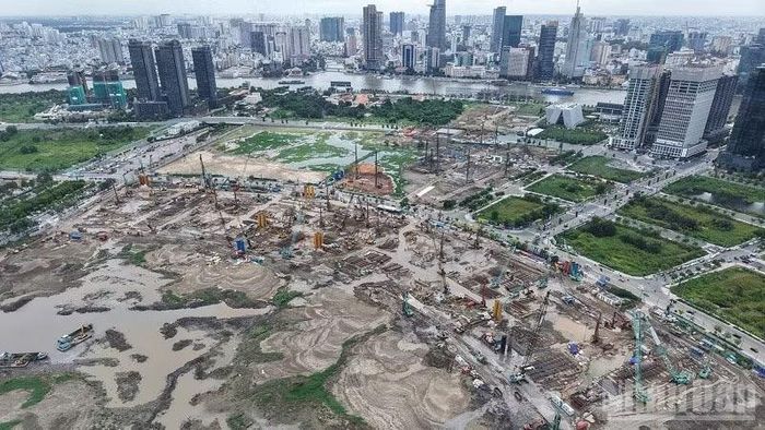  Tại công trường Trung tâm hành chính Thành phố Hồ Chí Minh, ﻿huy động đồng thời khoảng 800 công nhân, hơn 200 kỹ sư và 300 máy móc kỹ thuật triển khai tăng tốc thi công. 