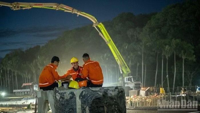 Dịp nghỉ lễ Quốc khánh 2/9, khoảng 15.500 công nhân, kỹ sư của các nhà thầu đã đăng ký ở lại thi công xuyên lễ trên các công trường dự án APEC. (Ảnh: NGỌC ÁNH)
