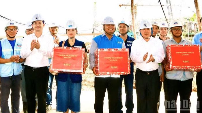 Bí thư Tỉnh ủy An Giang Lê Quang Tùng và Phó Bí thư Tỉnh ủy, Bí thư Đặc khu Phú Quốc Đinh Văn Nơi kiểm tra tiến độ các công trình, tặng quà và động viên cán bộ, kỹ sư, công nhân. (Ảnh: DƯƠNG NGỌC)