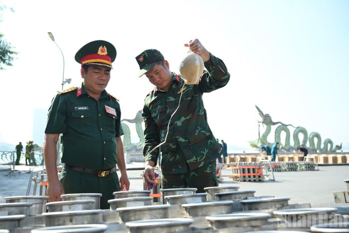Lực lượng chức năng tiến hành thả các quả đạn tầm cao vào ống phóng.