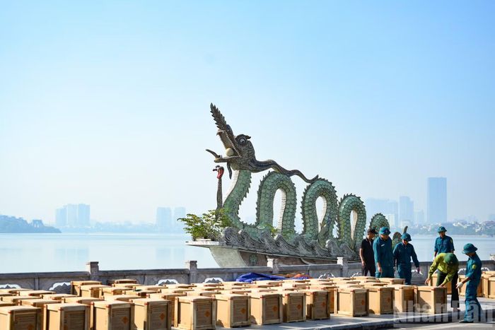 Sáng 2/9, trận địa pháo hoa﻿ số 5 đã được dựng lên tại vườn hoa Lạc Long Quân.