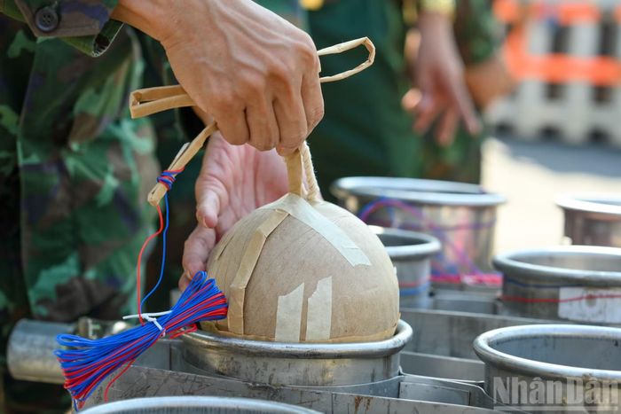 Do là vật tư có nguy cơ cháy nổ, nên công tác lắp đặt và triển khai pháo hoa được thực hiện rất cẩn thận.