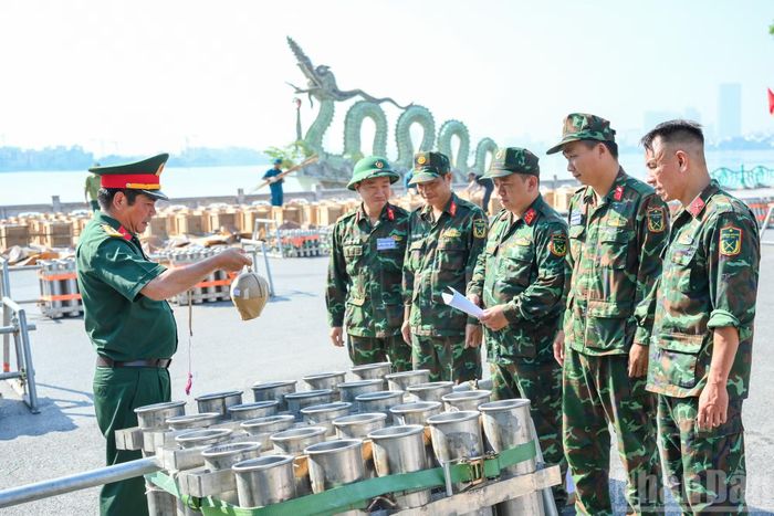 Thượng tá Nguyễn Đình Thắng, Chỉ huy trưởng Ban Chỉ huy quân sự phường Tây Hồ, hướng dẫn và kiểm tra lắp đặt pháo hoa tại trận địa pháo hoa số 5.
