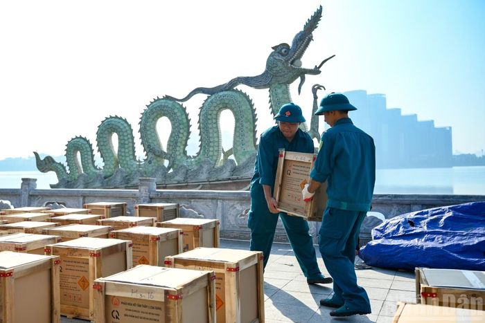  Ban Chỉ huy Quân sự Phường Tây Hồ huy động toàn bộ lực lượng cán bộ, nhân viên cũng như dân quân thường trực trên địa bàn, tham gia làm nhiệm vụ vận chuyển, lắp ráp súng pháo. 