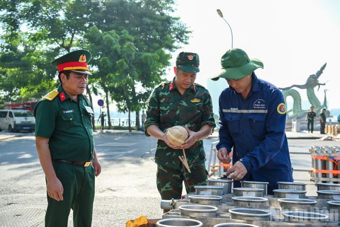 Thượng tá Nguyễn Đình Thắng, Chỉ huy trưởng Ban Chỉ huy quân sự phường Tây Hồ, hướng dẫn và kiểm tra lắp đặt pháo hoa tại trận địa pháo hoa số 5.