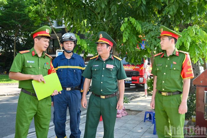 Các lực lượng phối hợp chặt chẽ tại trận địa pháo hoa số 5.