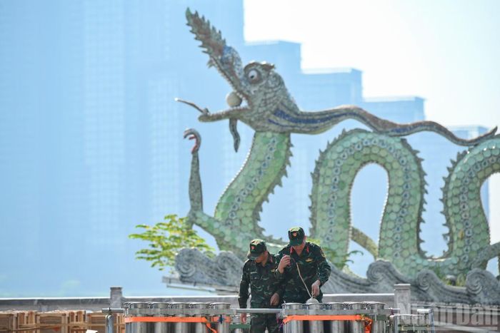  Tại thành phố Hà Nội﻿ sẽ có 5 điểm bắn pháo hoa, các trận địa sẽ kết hợp bắn pháo hoa tầm cao và tầm thấp. Tổng số pháo hoa nổ tầm cao là 3.700 quả. Trong đó, 2 trận địa tại phường Hoàn Kiếm mỗi trận địa 800 quả. 3 trận địa tại các phường Từ Liêm, Tây Hồ và Hai Bà Trưng mỗi trận địa 700 quả. 