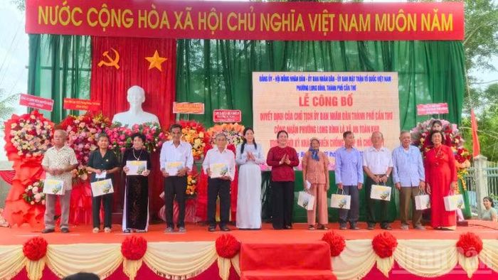 Lãnh đạo thành phố Cần Thơ và phường Long Bình trao 20 phần quà cho gia đình chính sách tiêu biểu. (Ảnh: VĂN ÚT)