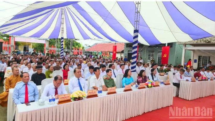 Đại biểu tham dự buổi lễ. (Ảnh: VĂN ÚT)