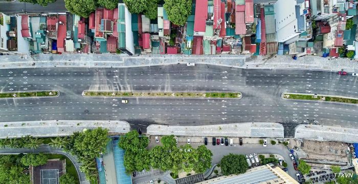 Tuyến đường có mặt cắt ngang 50m, gồm 8 làn xe chạy, có dải phân cách cứng giữa đường. (Ảnh: TTXVN)