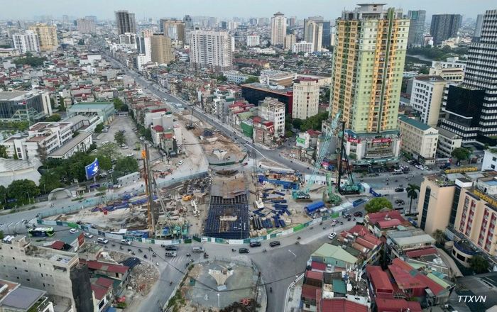 Hai cầu vượt tại nút giao Láng Hạ-Giảng Võ (trong ảnh) và nút giao Nguyễn Chí Thanh dự kiến hoàn thành trong năm 2026. (Ảnh: TTXVN)