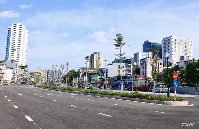 Theo chỉ đạo của Ủy ban nhân dân thành phố Hà Nội, những đoạn đã đáp ứng đầy đủ yêu cầu kỹ thuật có thể được tổ chức giao thông, khai thác sớm nhằm giảm ùn tắc và phát huy hiệu quả công trình. (Ảnh: TTXVN)