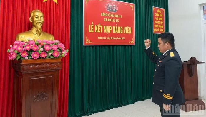 Đồng chí Thượng úy Quân nhân chuyên nghiệp Trần Văn Lượng tuyên thệ.
