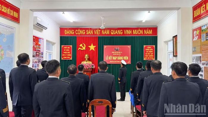 Các đại biểu thực hiện nghi thức chào cờ.