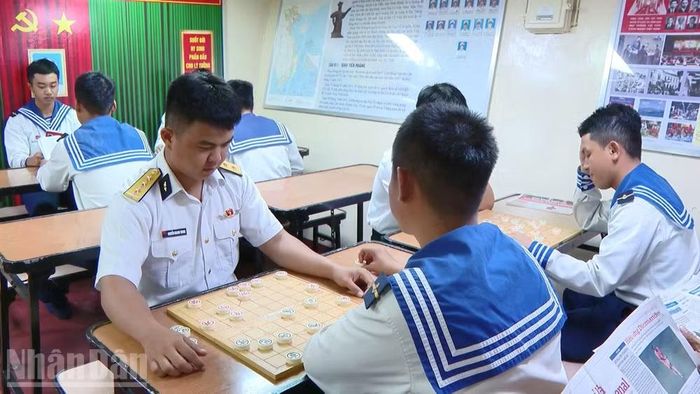 Tàu 011-Đinh Tiên Hoàng tổ chức đọc sách, chơi cờ trong ngày nghỉ. (Ảnh: TẤT THẮNG)