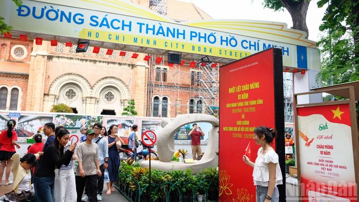 Nhiều gia đình chọn Đường sách Nguyễn Bình làm điểm đến trong kỳ nghỉ lễ, vừa vui chơi vừa khám phá không gian văn hóa giữa lòng Thành phố.
