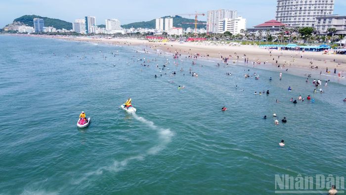 Người dân, du khách vui chơi, tắm biển tại khu vực bãi biển phường Vũng Tàu.