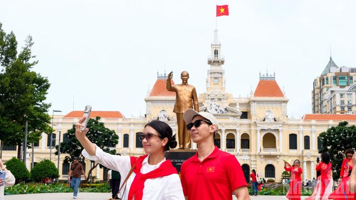 Không khí rộn ràng tại khu vực tượng đài Chủ tịch Hồ Chí Minh và trên phố đi bộ Nguyễn Huệ