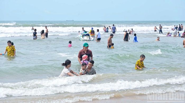 Nhiều gia đình lựa chọn biển Vũng Tàu làm điểm đến nghỉ ngơi, vui chơi trong kỳ nghỉ lễ 2/9.