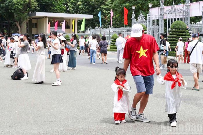 Người dân và du khách tranh thủ khám phá các điểm vui chơi, văn hóa.