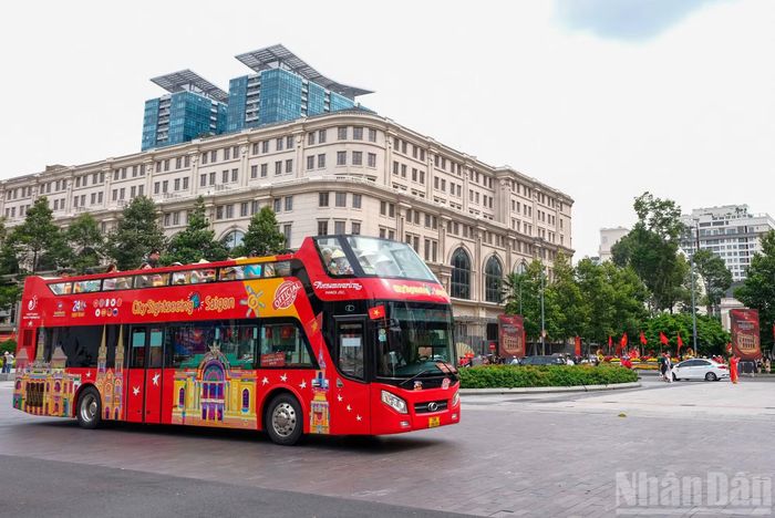 Nhiều xe du lịch đưa người dân, du khách đến khu vực trung tâm thành phố