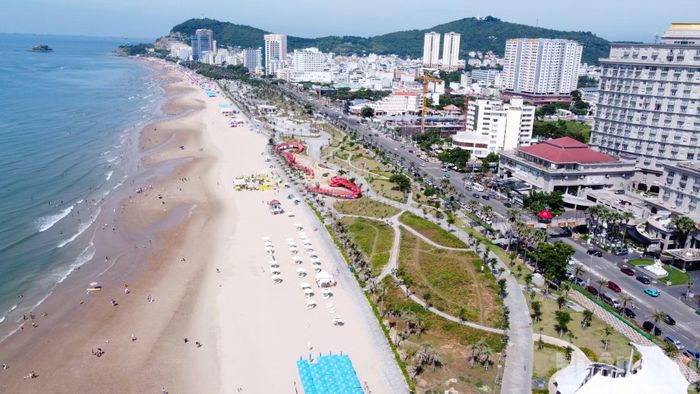 Tại bãi biển phường Vũng Tàu, đông đảo du khách đến vui chơi, thư giãn dịp Quốc khánh.