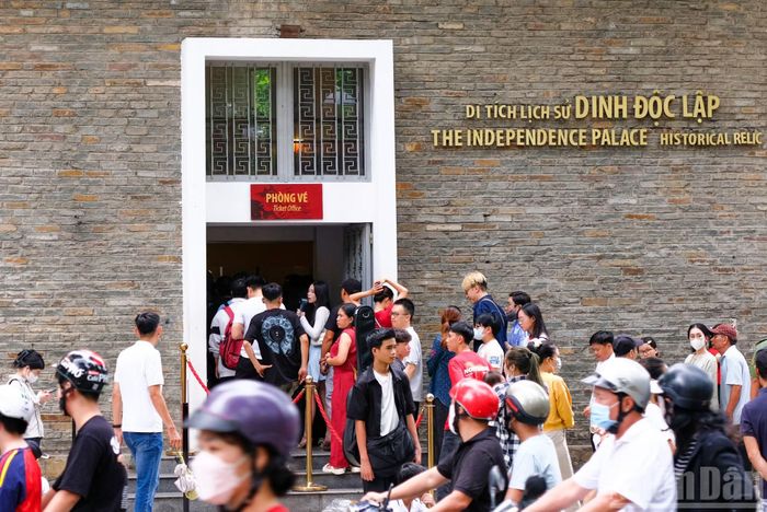  Dinh Độc Lập thu hút du khách﻿ dành thời gian tìm hiểu về lịch sử và kiến trúc của di tích. 