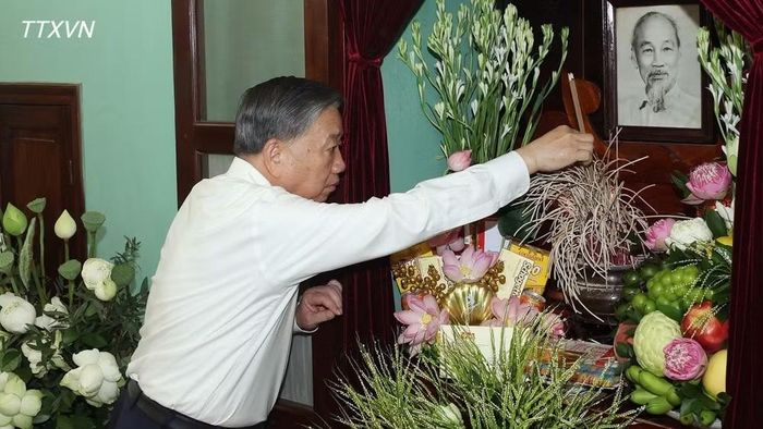 Tổng Bí thư, Chủ tịch nước Tô Lâm dâng hương tưởng nhớ Bác Hồ tại Nhà 67, Khu Di tích Chủ tịch Hồ Chí Minh trong Phủ Chủ tịch. (Ảnh: Thống Nhất/TTXVN)