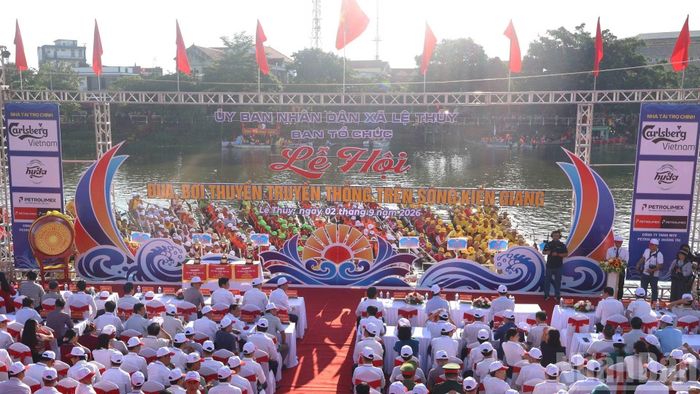 Lễ hội năm nay có sự góp mặt của 8 thuyền đua nữ, 21 thuyền bơi nam, với hơn 1.000 vận động viên thuộc các xã của huyện Lệ Thủy (cũ).