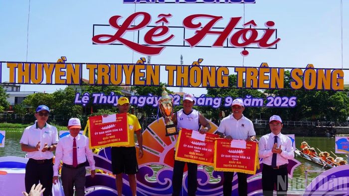 Lãnh đạo xã Lệ Thủy trao giải cho các đội đoạt giải Nhất, Nhì và Ba cho thuyền bơi nam hạng A.