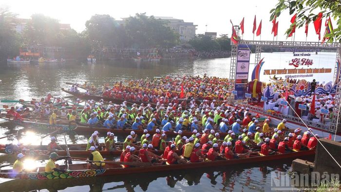 Các thuyền bơi, đua và vận động viên tham gia khai mạc lễ hội.