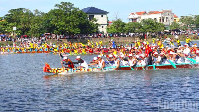 Năm 2026, thôn ở xã Lệ Thủy được sắp xếp, tổ chức lại nhưng truyền thống đua, bơi không bị ảnh hưởng, vẫn giữ được quy mô và số lượng thuyền, vận động viên tham gia.