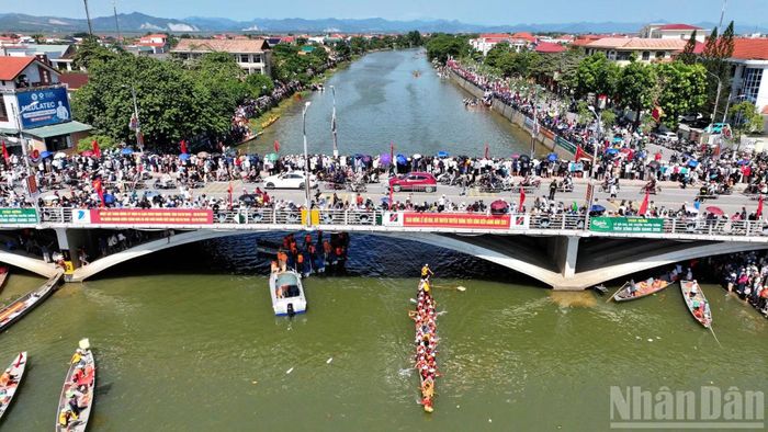 Hai bên bờ sông và các cây cầu bắc qua sông Kiến Giang như là khán đài khổng lồ để người dân và du khách cổ vũ cho các thuyền đua, bơi dưới sông.