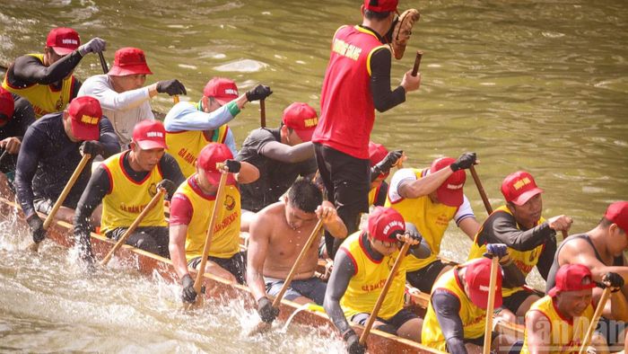 Vận động viên rơi cả áo nhưng vẫn làm những động tác vục dầm "nước rút" để về đích sớm nhất.