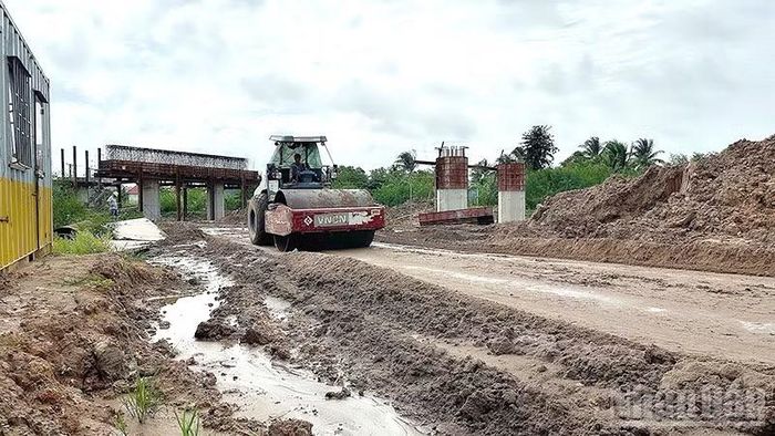 Máy móc, thiết bị được huy động tổ chức thi công xuyên lễ để bù lại thời gian ảnh hưởng bởi mưa bão. (Ảnh: HỮU NGHĨA)