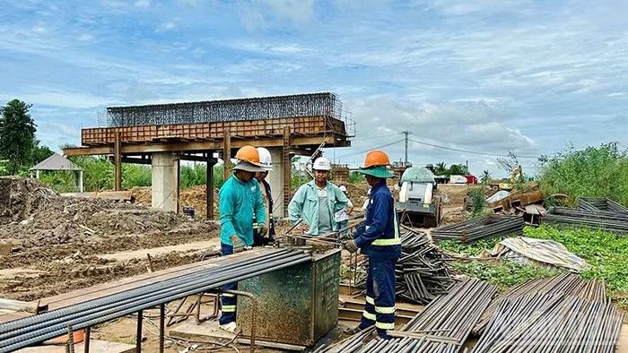 Công nhân, kỹ sư tại công trường cao tốc Mỹ An-Cao Lãnh, tỉnh Đồng Tháp. (Ảnh: HỮU NGHĨA)