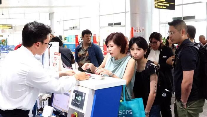 Du khách làm thủ tục tại Cảng hàng không quốc tế Liên Khương để lên chuyến bay từ Lâm Đồng đi Kuala Lumpur cất cánh lúc 11 giờ 40 phút ngày 2/9. (Ảnh: CTV)